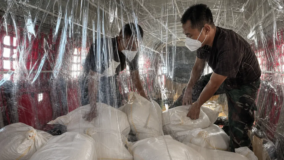 Petugas OMC memuat natrium klorida (NaCl) dalam pesawat di Lanud Supadio Pontianak, untuk membantu mengendalikan karhutla, Jumat (4/9/2026). (ANTARA/Satuan Tugas OMC)