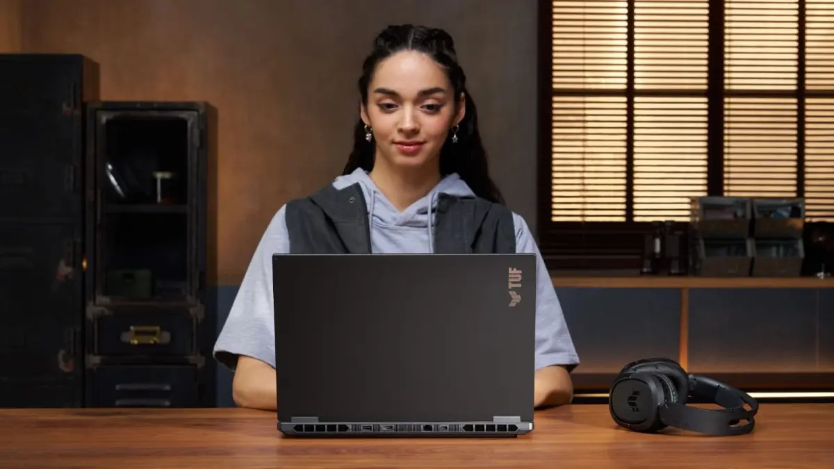 Seorang pengguna mengoperasikan ASUS TUF Gaming 16 (FX610) yang dirancang untuk mendukung aktivitas kuliah, bekerja, membuat konten, dan bermain gim. Laptop ini resmi dipasarkan di Indonesia dengan harga mulai Rp27,9 juta. (IST)
