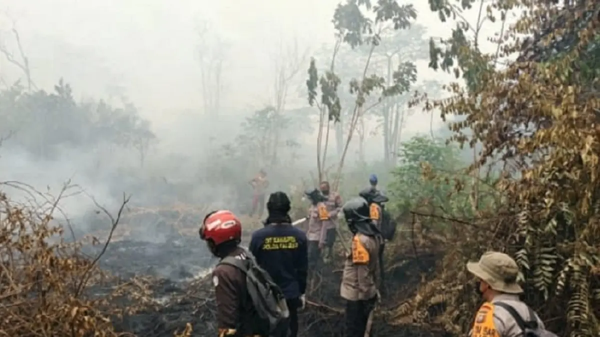 Tim Gabungan terus berjibaku menangani karhutla di Sungai Rasau, Singkawang Utara, Kamis (3/9). (Humas Polri)