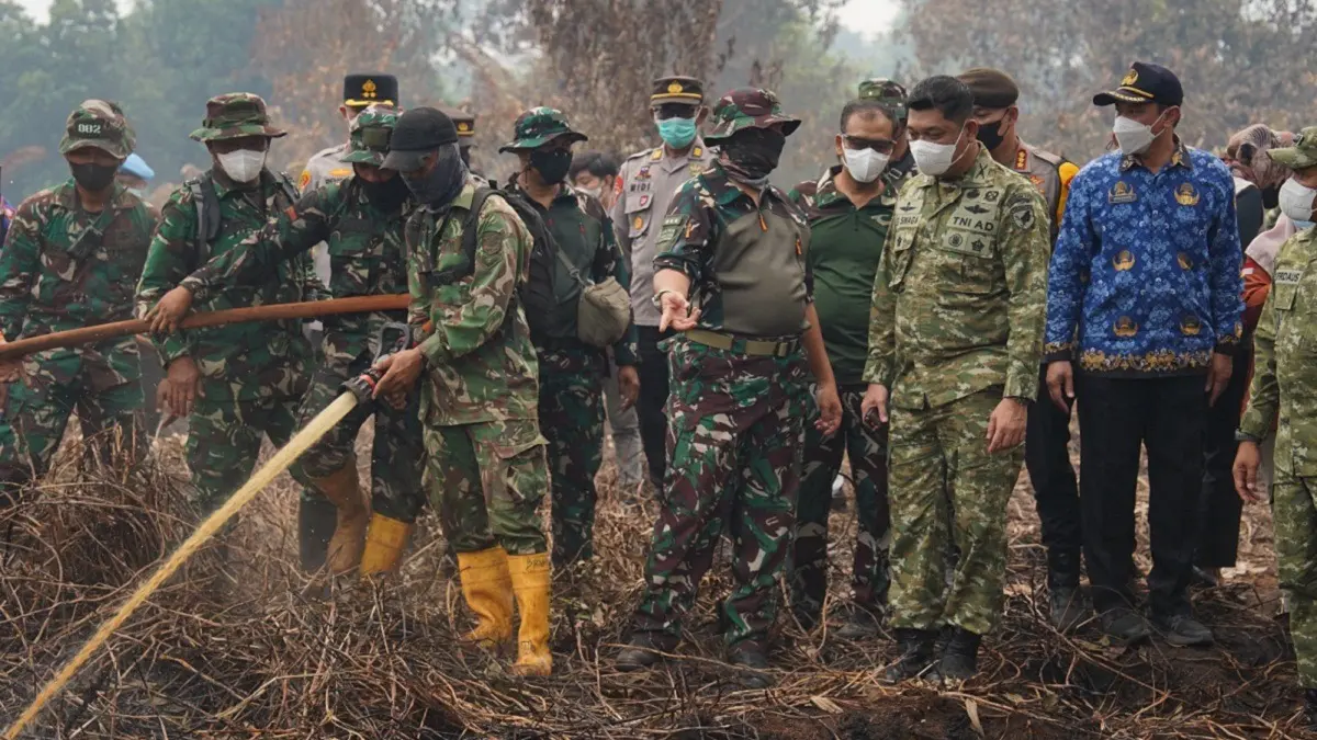 TNI menerapkan pendekatan pencegahan dengan menyemprotkan cairan mikroorganisme Bios 44 di kawasan rawan kebakaran di Desa Rasau Jaya Umum, Kecamatan Rasau Jaya, Kabupaten Kubu Raya, Jumat (4/9). (IST)