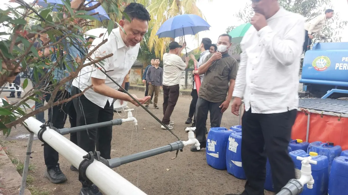 Wali Kota Pontianak Edi Rusdi Kamtono meninjau kualitas air dari waduk penepat pada Jumat (4/9). Ia menyebut distribusi air tawar kembali optimal. (ISTIMEWA)