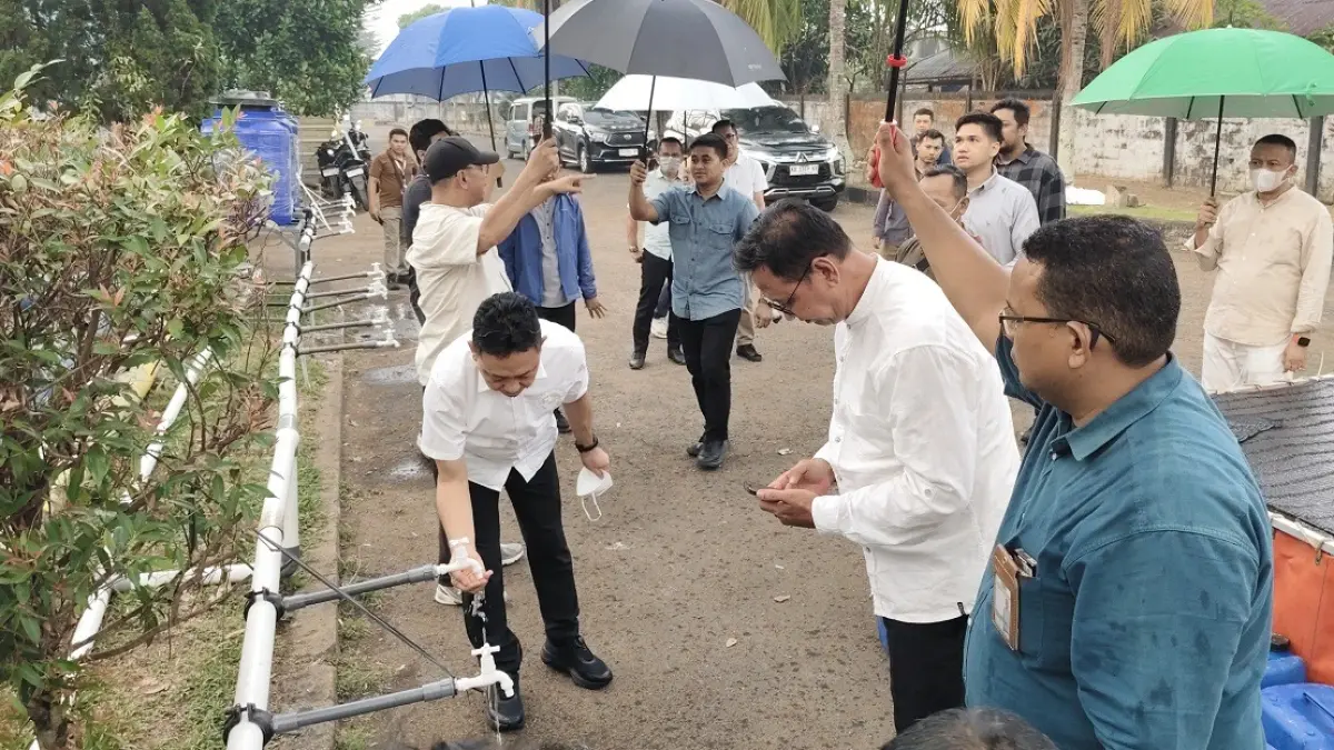 Wali Kota Pontianak Edi Rusdi Kamtono saat meninjau layanan pengisian air tawar di booster Imam Bonjol, Kantor Perumda Tirta Khatulistiwa, Jumat (4/9/2026). (Pemkot Pontianak)