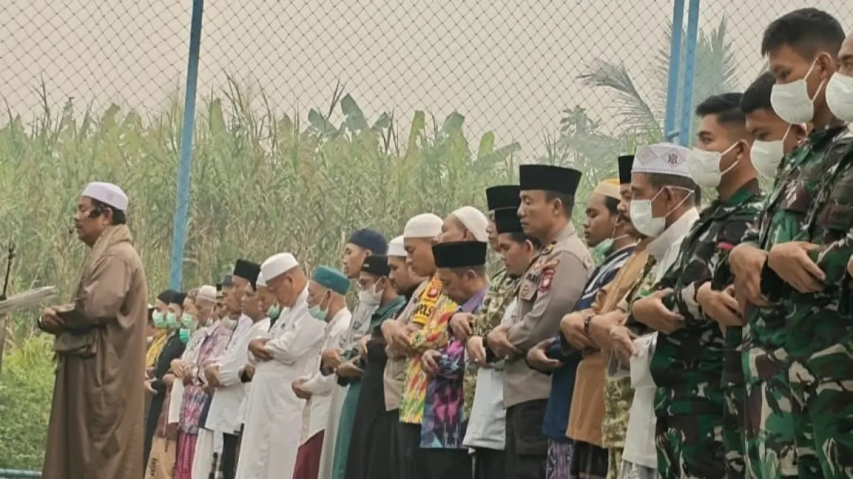 Warga Sungai Pinyuh melaksanakan Salat Istisqa.