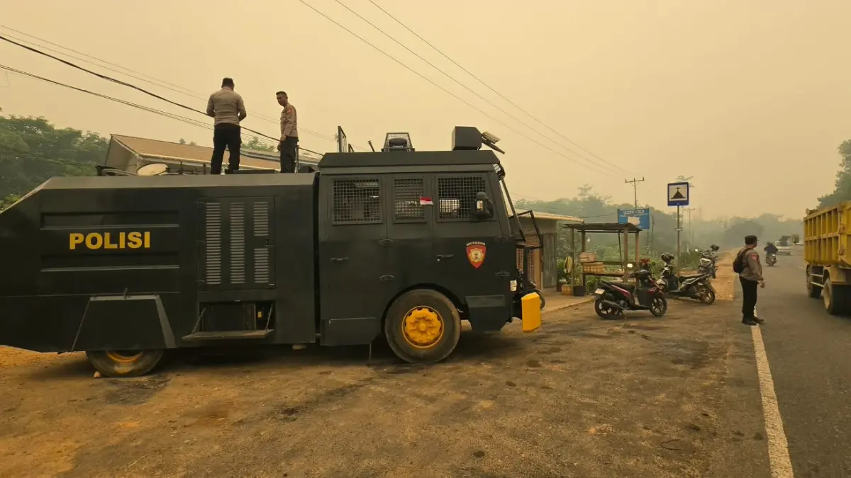 Water cannon yang biasa digunakan mengendalikan massa kini mendatangi rumah warga untuk membawa 6.000 liter air bersih bagi korban karhutla.