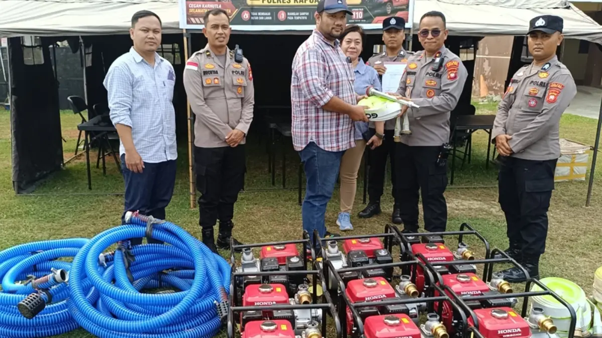 Yogra Ujung, Government Relation Karyamas Plantation saat menyerahkan alat bantuan pemadaman Karhutla ke Polres Kapuas Hulu. (ISTIMEWA)