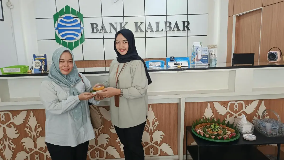 Berbagi kue tradisional kepada nasabah menjadi salah satu cara Bank Kalbar peringati Hari Konsumen Nasional, Jumat (4/9).