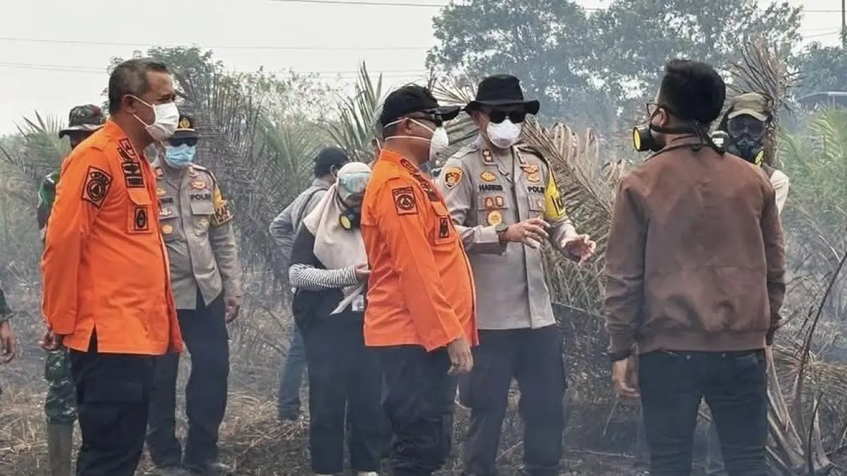 Bupati Ketapang, Alexander Wilyo, dan Kapolres Ketapang, AKBP M. Harris, meninjau Karhutla di Sungai Pelang, Kamis (3/9). (ISTIMEWA)