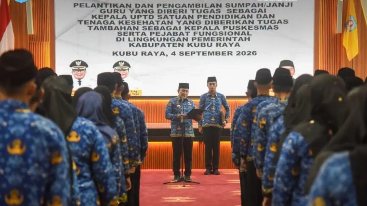 Bupati Kubu Raya, Sujiwo melantik kepala sekolah dan kepala puskesmas di Aula Praja Utama, Jumat (4/9). Ia menegaskan, kepentingan rakyat harus menjadi prioritas dalam menjalankan amanah jabatan. (PROKOPIM KKR)