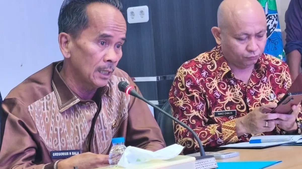Bupati Sintang Gregorius Herkulanus Bala saat rapat koordinasi pengendalian dan pengawasan pendistribusian BBM, Jum