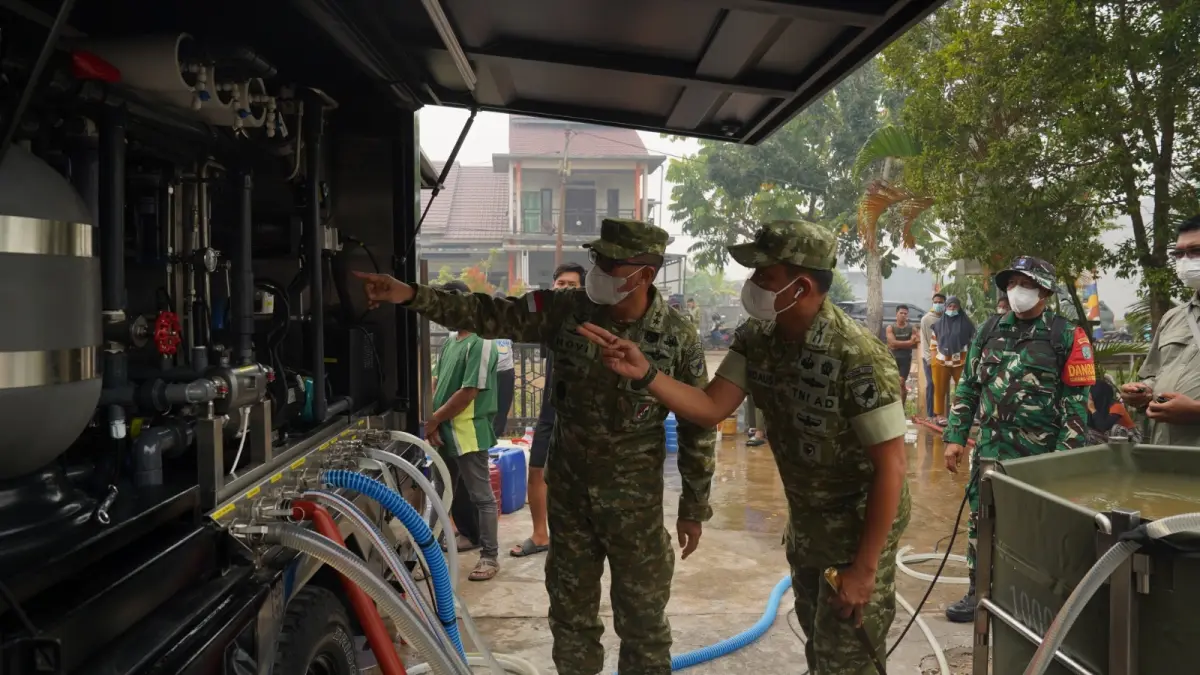 Dua unit kendaraan water treatment bantuan Kogabwilhan I dioperasikan untuk membantu memenuhi kebutuhan air bersih warga Desa Limbung, Kubu Raya, Kamis (3/9). (ISTIMEWA)