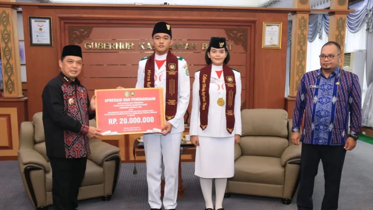 Gubernur Kalbar Ria Norsan menyerahkan apresiasi kepada Celine dan Mirza sebagai bentuk penghargaan atas dedikasi mereka selama menjalankan tugas sebagai Paskibraka Nasional 2026. (Adpim Pemprov Kalbar)