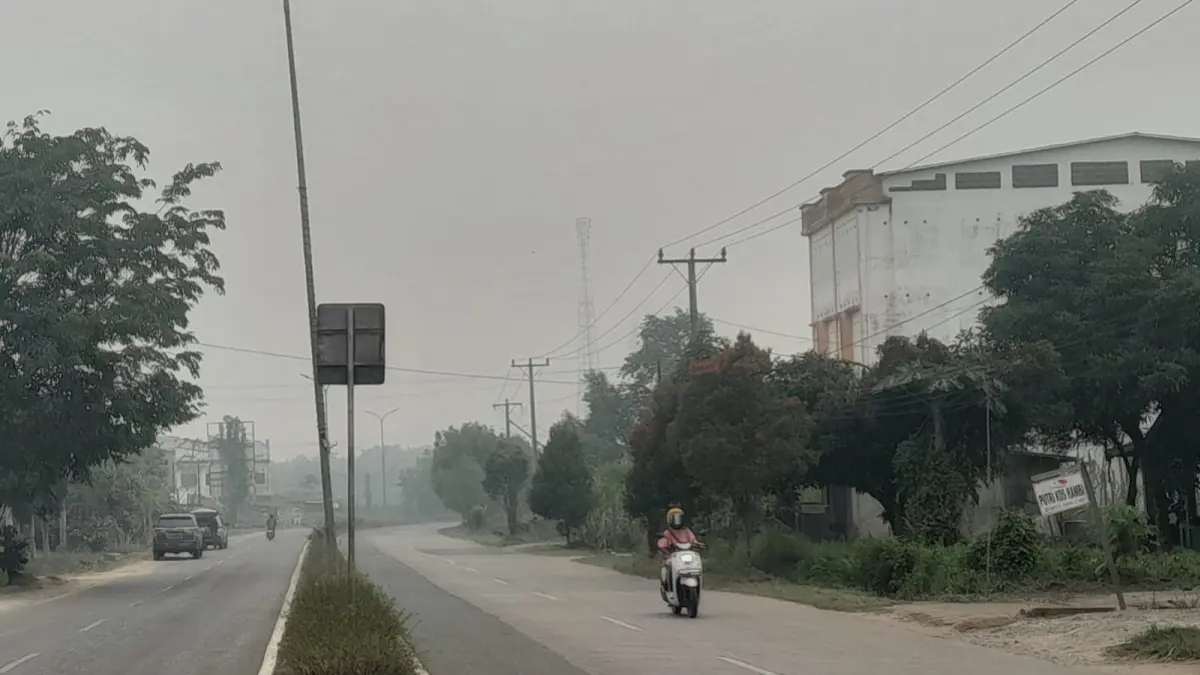 Kabut asap masih kuat terlihat di sejumlah wilayah di Kabupaten Sambas, seperti di Kota Sambas.