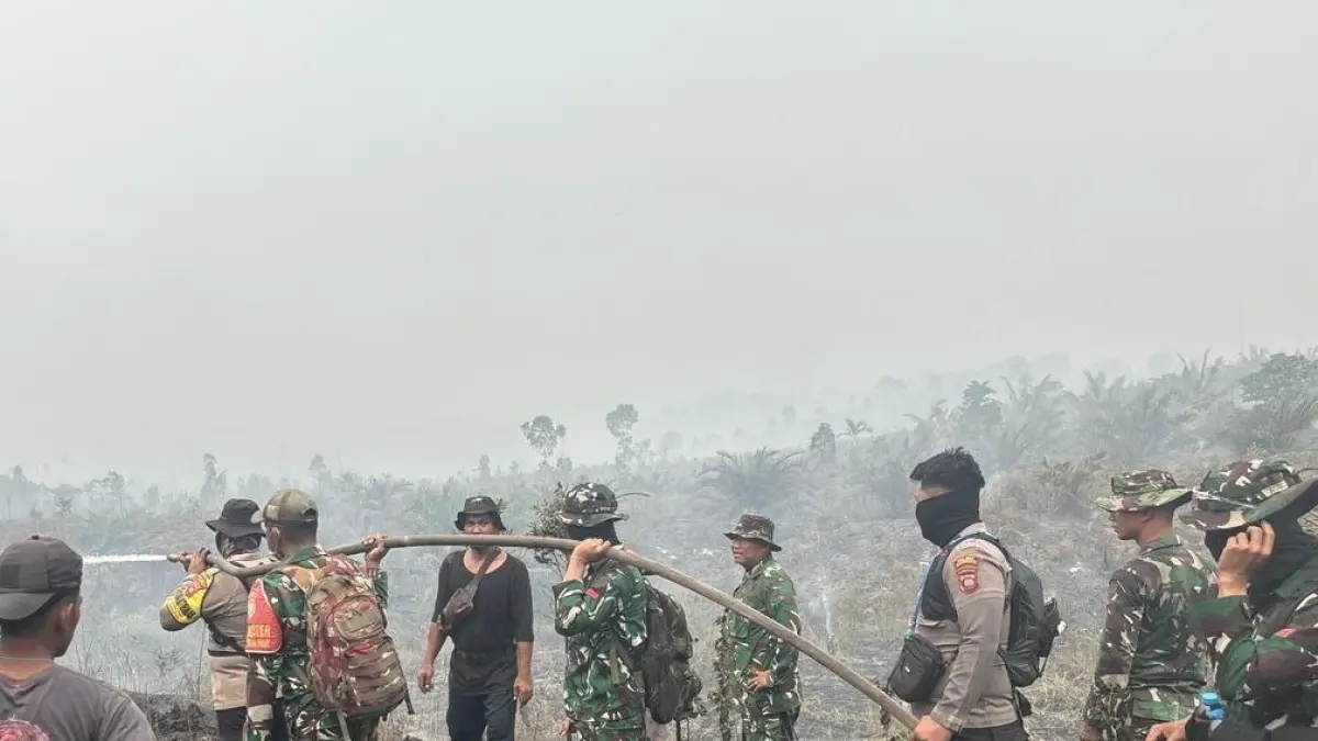 Kegiatan pemadaman karhutla di kawasan TWA di Desa Nibung, Paloh. (ISTIMEWA)