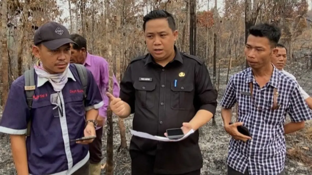 Kepala Bidang Perkebunan Dinas Pertanian dan Pangan Kabupaten Kapuas Hulu, Pido Castro saat mendatangi lokasi PT BOS. (ISTIMEWA)