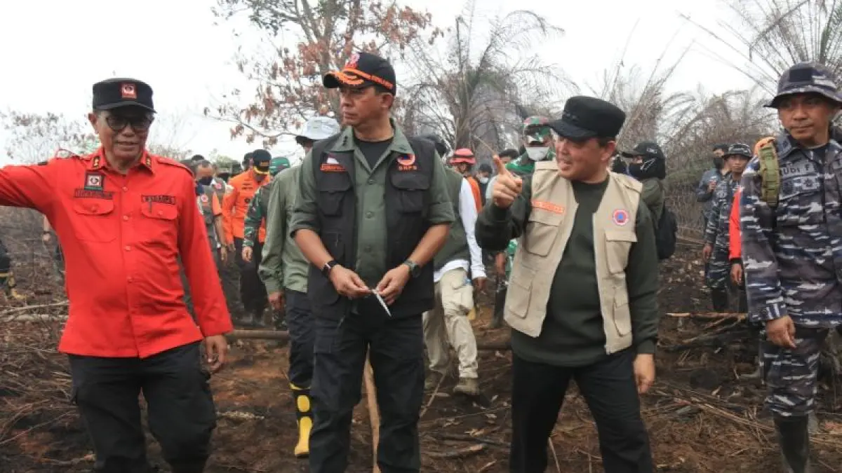 Kepala BNPB Suharyanto bersama Gubernur Kalbar Ria Norsan dan Pangdam XII/Tanjungpura Mayjen TNI Novi Rubadi Sugito memantau langsung pemadaman kebakaran di Desa Rasau Jaya Tiga, Kubu Raya. (Prokopim Kalbar)

