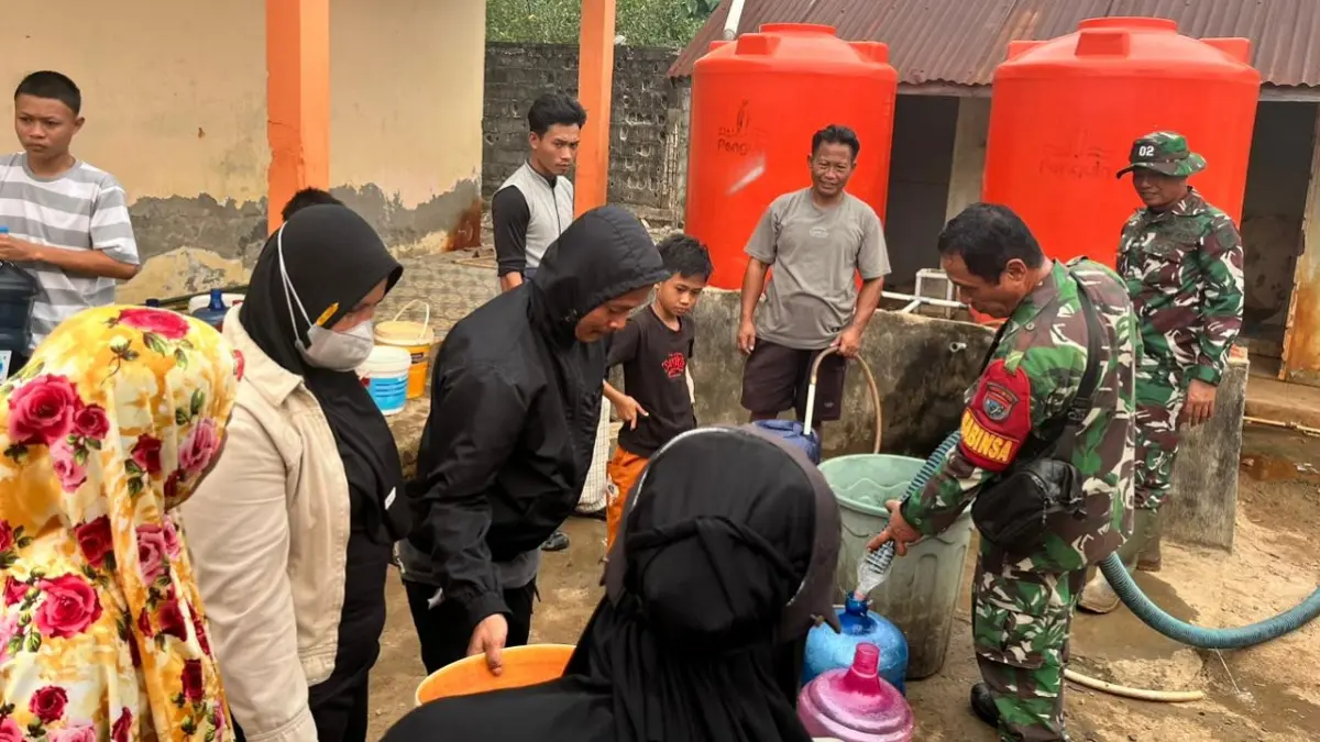 Koramil Sungai Pinyuh membagikan air bersih kepada warga.