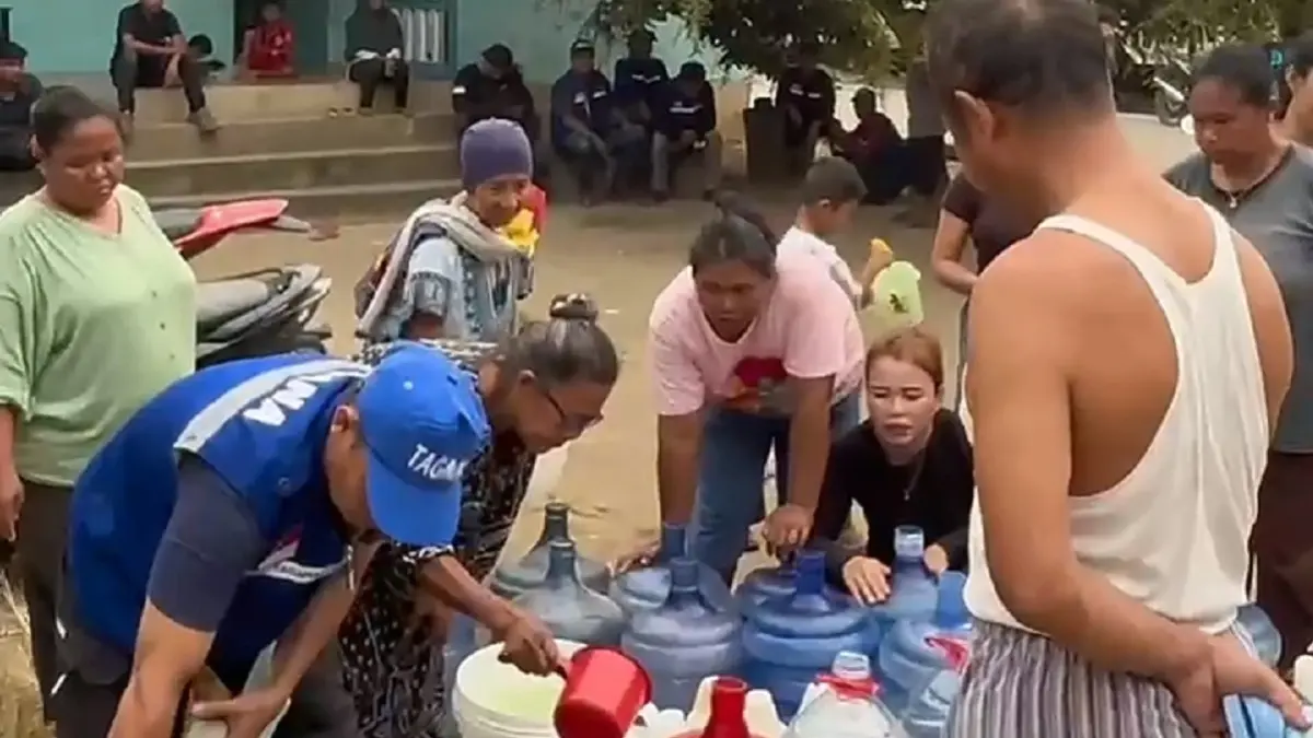 KPA Ciwanadri Kabupaten Melawi kembali menyalurkan bantuan air bersih kepada masyarakat, Jumat (4/9). (ISTIMEWA)