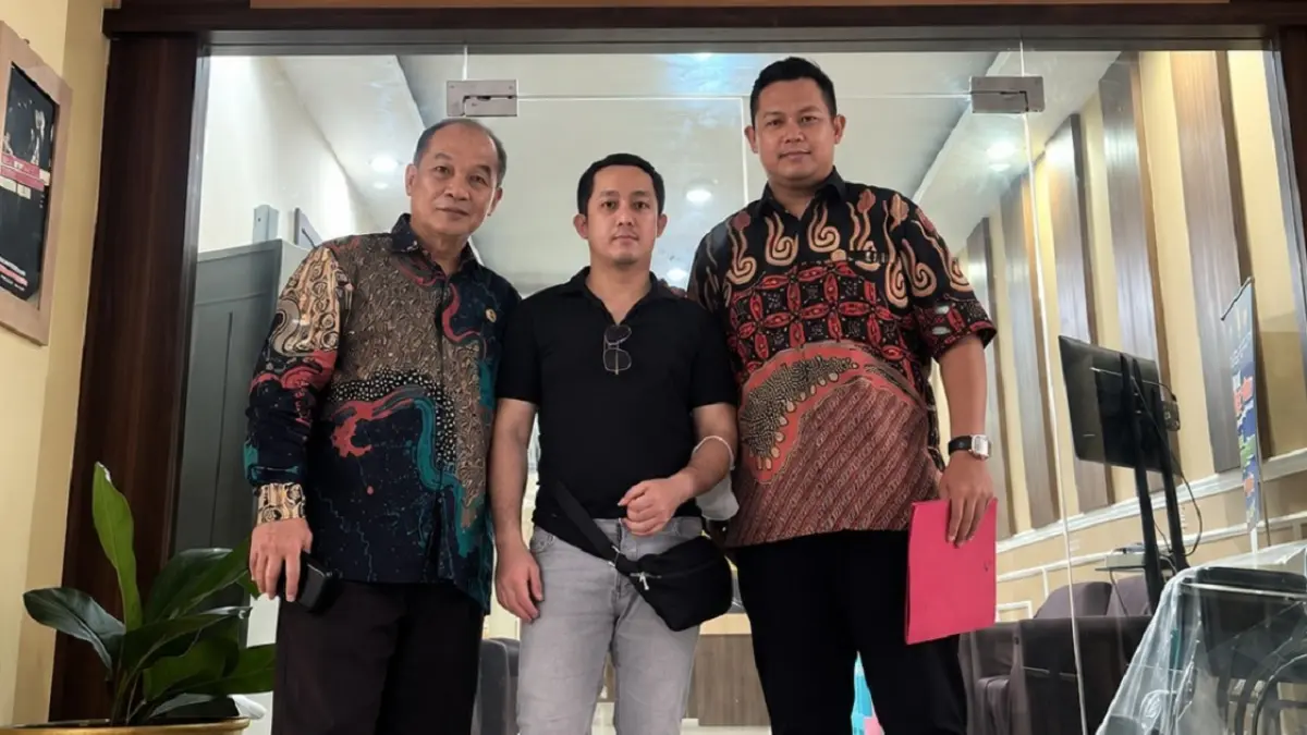 Kuasa hukum Irvan Septiawan, Sumardi Muhammad Noor, SH didampingi staf Legal Adam JR, SH, CPMbersama klien usai melaporkan dugaan penyitaan paksa aset ke Polda Kalbar.