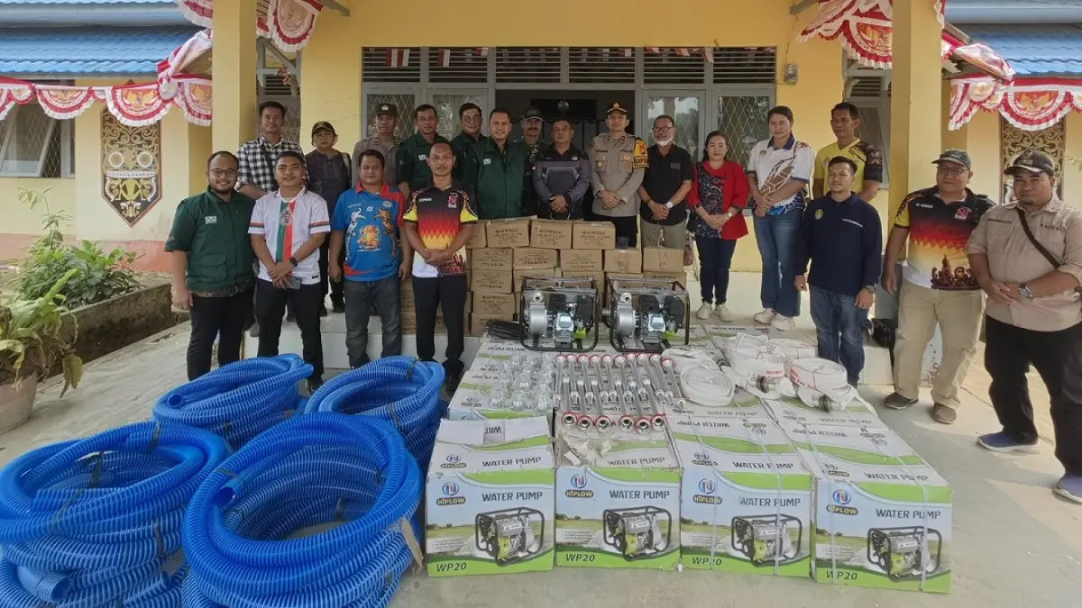 Manajemen PT MP menyerahkan bantuan sarana pemadam kebakaran di Kantor Kecamatan Tumbang Titi, beberapa hari lalu.