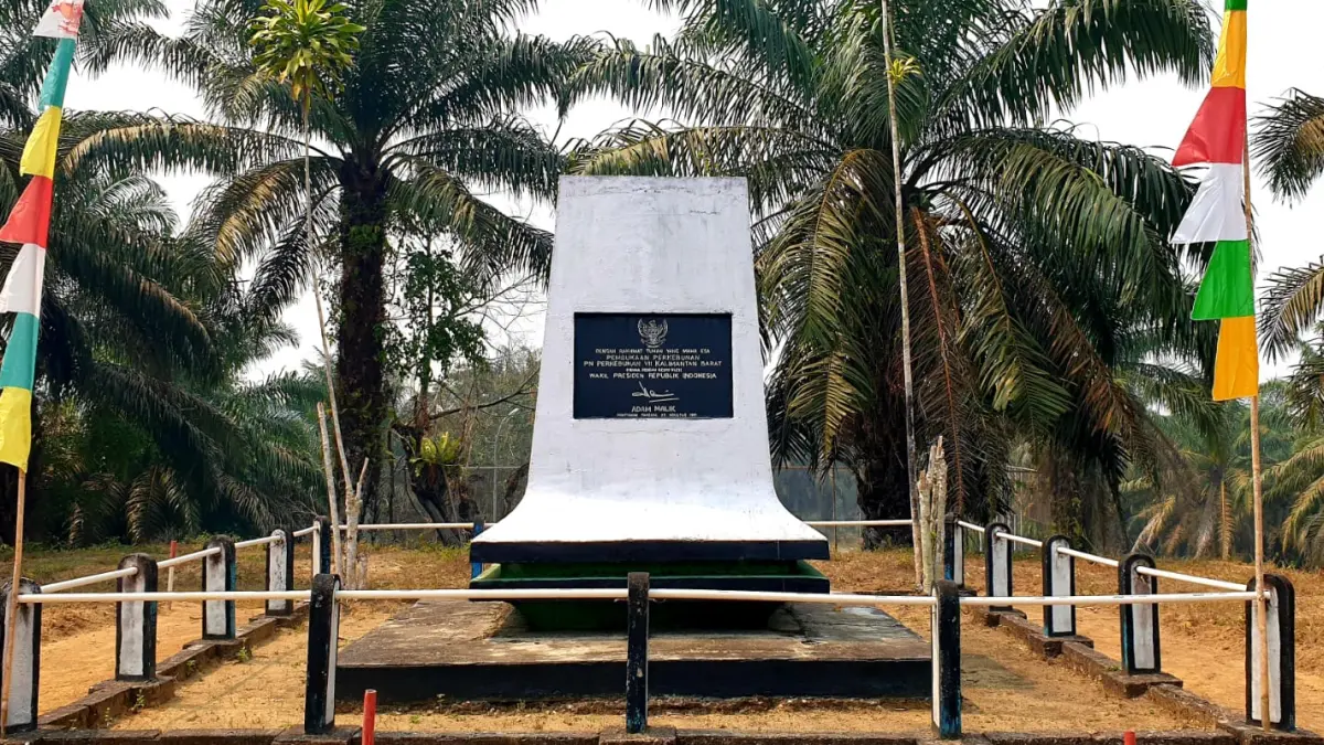 Prasasti pembangunan perkebunan modern di Kalimantan Barat yan diresmikan pada 29 Agustus 1981, di kawasan Sungai Dekan, Sanggau, oleh Wakil Presiden Republik Indonesia saat itu, Adam Malik, //PTPN IV Regional V