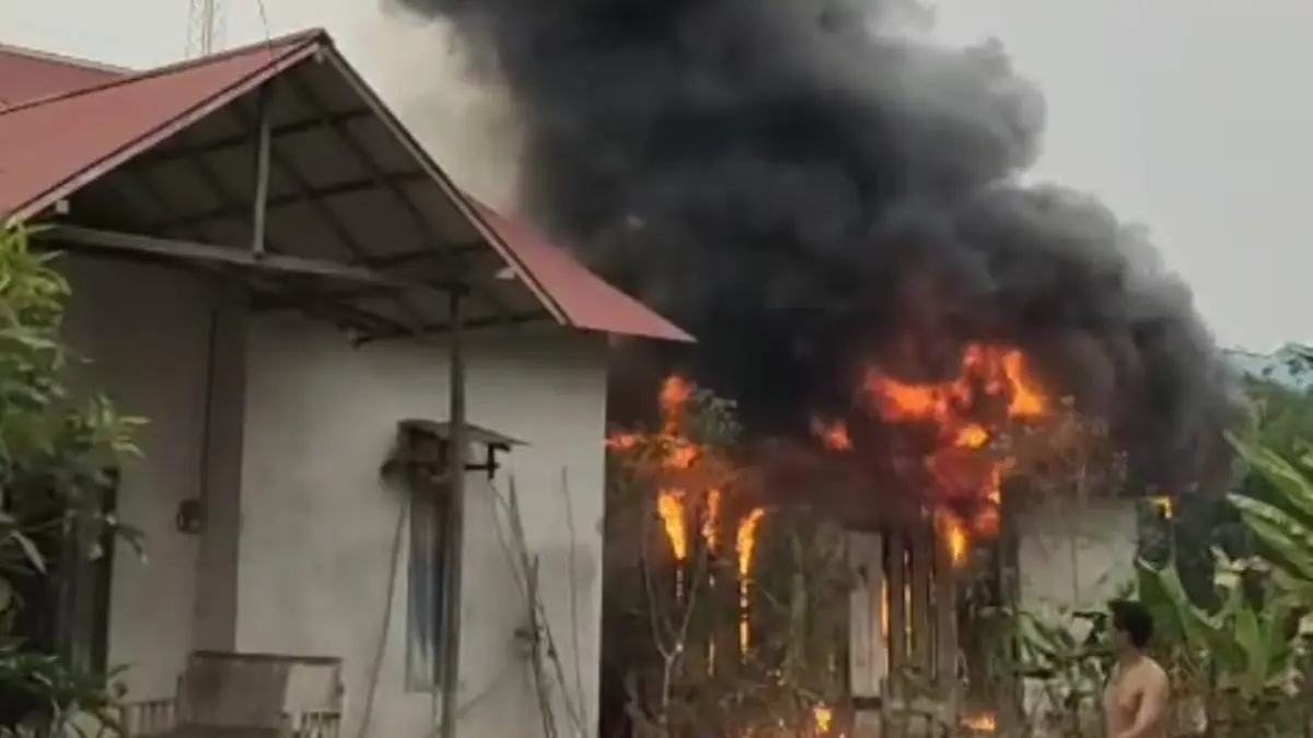 Sebuah rumah di Negeri Baru, Benua Kayong, terbakar pada Kamis (3/9). (ISTIMEWA)