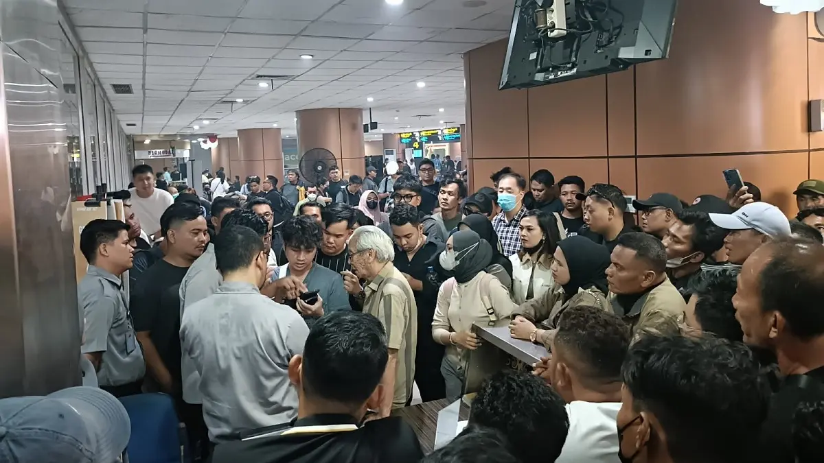Sejumlah calon penumpang berkumpul di ruang tunggu lantai 2 Bandara Internasional Supadio, Kamis (3/9) malam. 