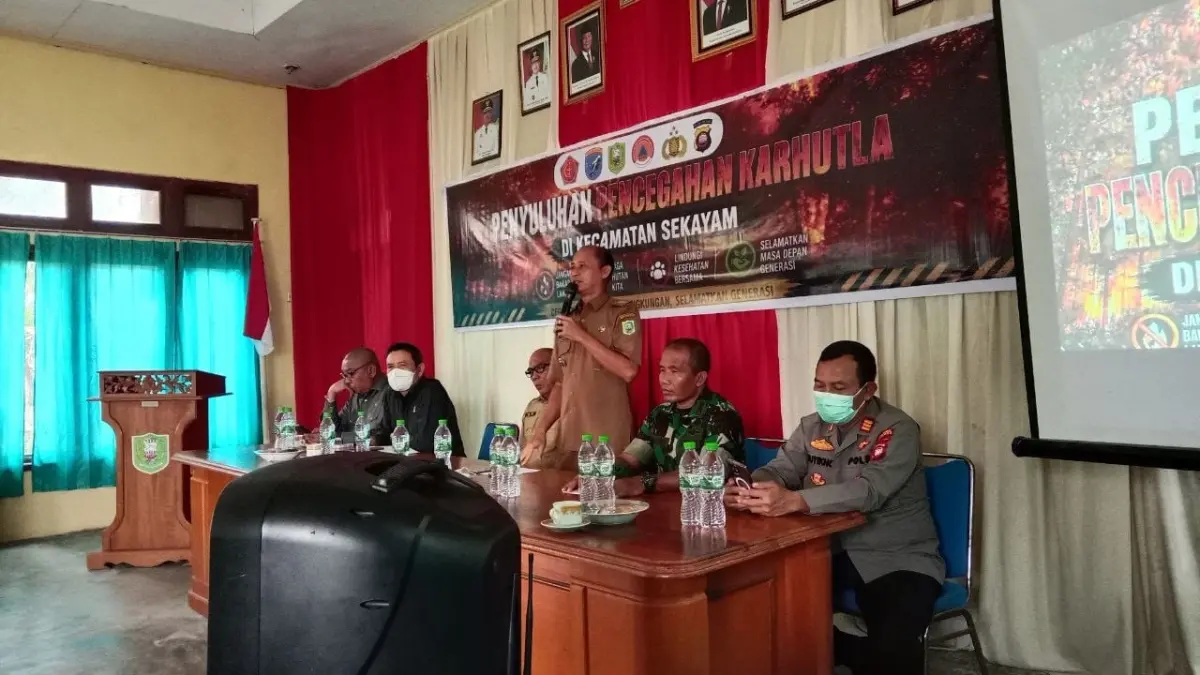 Tim Penyuluh Mabes TNI bersama Koramil 1204-02/Sekayam memberikan penyuluhan pencegahan Karhutla kepada masyarakat dan unsur pemerintahan di Kecamatan Sekayam, Jumat (4/9/2026).(ISTIMEWA)&nbsp;