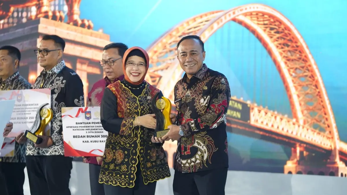 Wakil Gubernur Kalimantan Barat Krisantus Kurniawan menerima secara simbolis penghargaan untuk Pemprov Kalbar dalam kegiatan Apresiasi Pemerintah Daerah Berprestasi 2026. (Adpim Pemprov Kalbar)