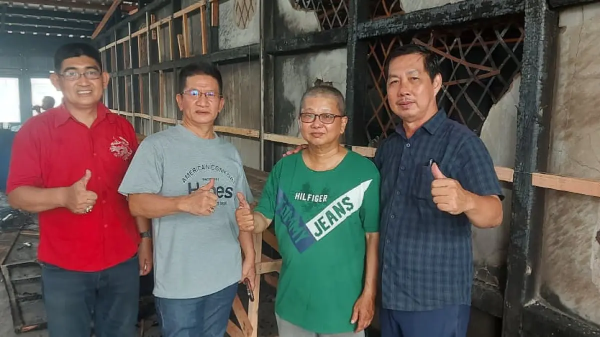 Andreas Acui Simanjaya dan Hendry Pangestu Lim menemui warga di ruko terdampak kebakaran kawasan Barito, Sabtu (5/9).&nbsp;