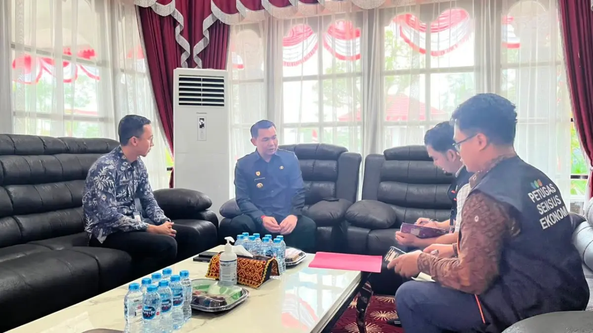 BPS Kapuas Hulu saat melakukan pendataan sensus ekonomi kepada Bupati Kapuas Hulu dirumah dinasnya belum lama ini. (ISTIMEWA)