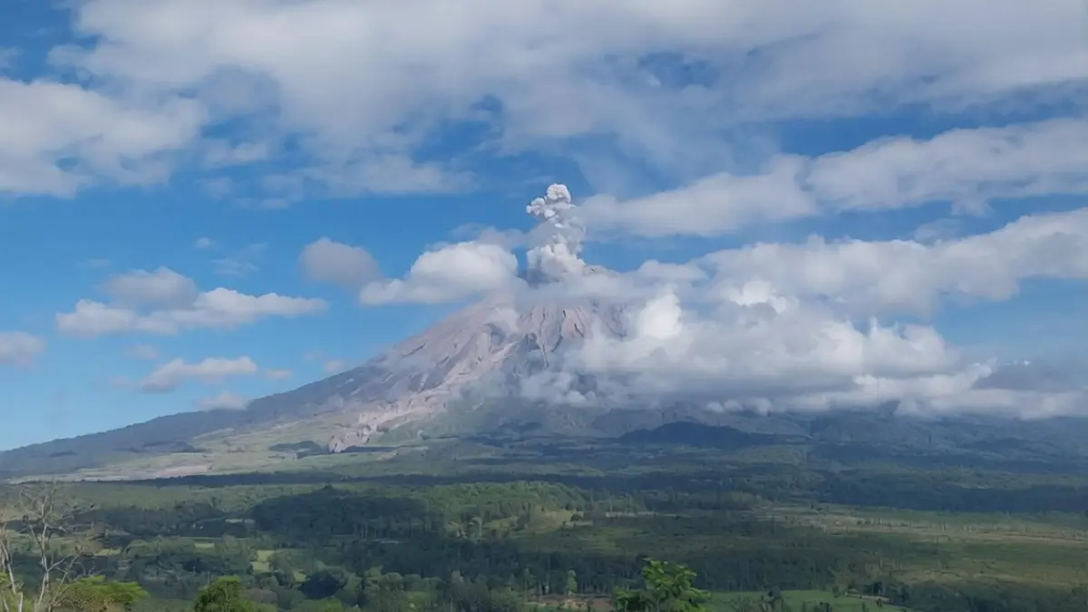 ERUPSI SEMERU: Gunung Semeru menyemburkan kolom abu setinggi 1.000 meter di atas puncak atau mencapai 4.676 meter di atas permukaan laut, Minggu (6/9). Gunung tertinggi di Pulau Jawa itu berstatus Level III atau Siaga. (JAWA POS)