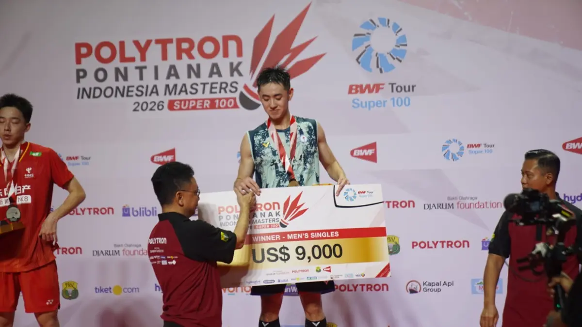 JUARA TUNGGAL PUTRA: Wali Kota Pontianak Edi Rusdi Kamtono menyerahkan hadiah kepada Wang Po-Wei, juara tunggal putra Polytron Pontianak Indonesia Masters 2026, di GOR Terpadu Ahmad Yani, Minggu (6/9). FOTO: ISTIMEWA
