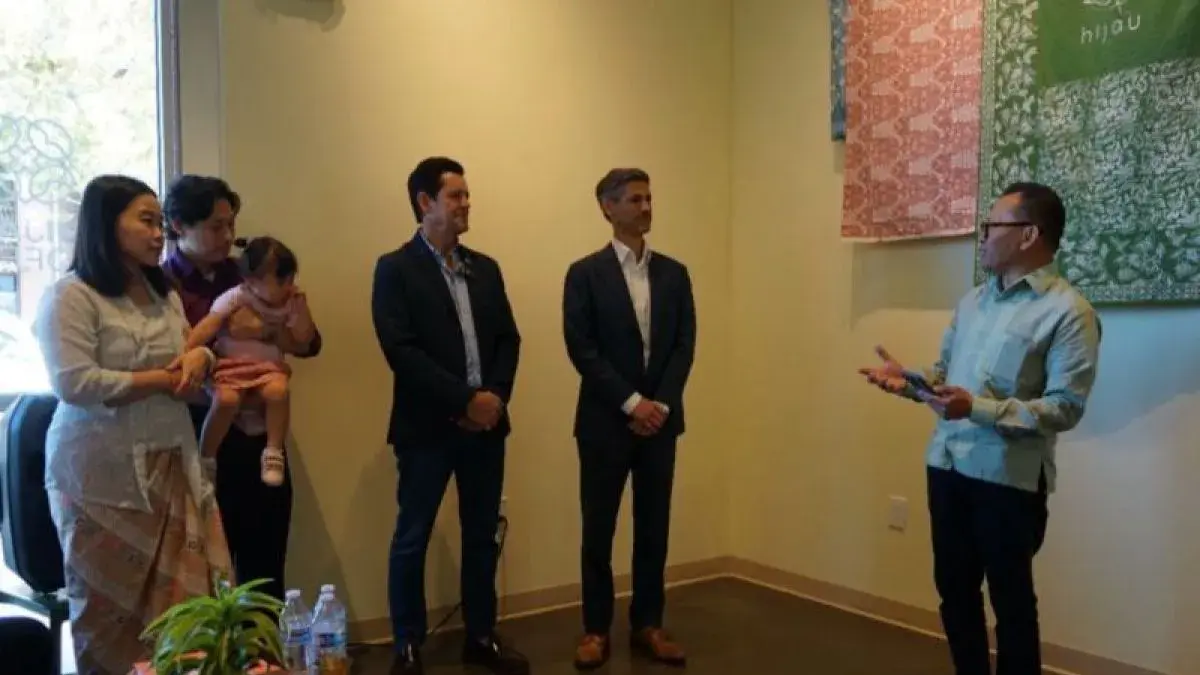 Konjen RI San Francisco Yohpy Ichsan Wardana (kanan) menyampaikan pidato pembukaan di hadapan para tamu dan pengunjung pembukaan Hijau Coffee di San José, AS, Sabtu (5/9/2026). (ANTARA/KJRI San Francisco)