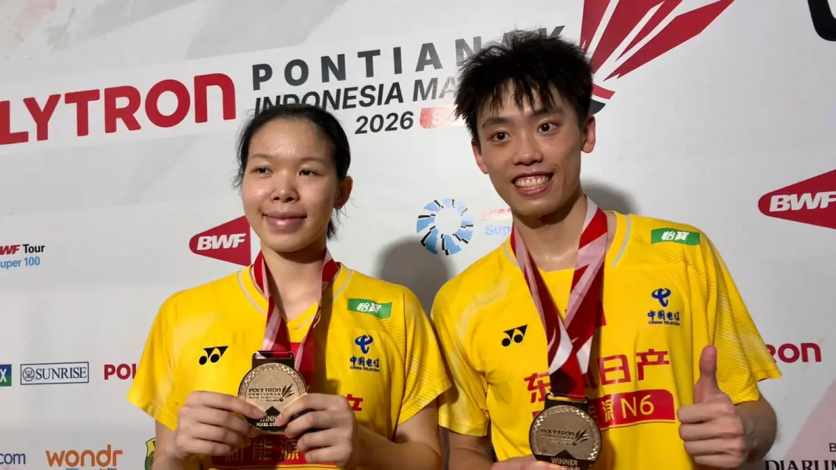 Pasangan ganda campuran asal Cina, Ma Xi Xiang/Qin Hui Zhi menyabet juara Polytron Pontianak Indonesia Masters yang berlangsung di GOR A Yani Terpadu, Minggu (6/9). (ISTIMEWA)