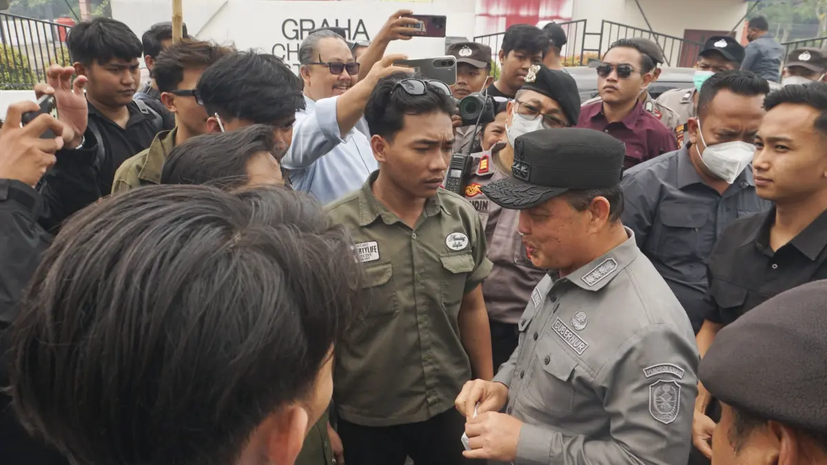 SEMPAT TEGANG: Sejumlah Mahasiswa yang tergabung dalam Aliansi Mahasiswa Kalimantan Barat mencoba menerobos pengawalan petugas keamanan saat menggelar aksi di Sekitar Bandara Internasional Supadio,Kamis(3/9). (HARYADI/PONTIANAKPOST)