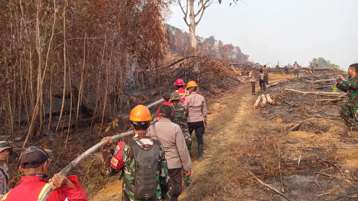 Tim gabungan TNI-Polri, Manggala Agni dan masyarakat melakukan pemadaman Karhutla di Desa Malenggang, Kecamatan Sekayam, Kabupaten Sanggau, Minggu (6/9). (ISTIMEWA)&nbsp;