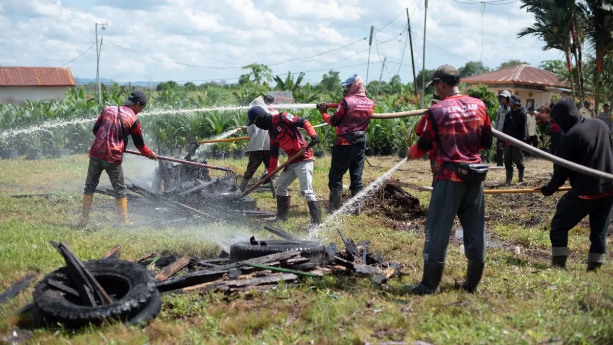 Tim pemadam PT Agro Alam Nusantara bersama Manggala Agni melakukan simulasi pengendalian karhutla di sekitar wilayah konsesi PT AAN. (ISTIMEWA)