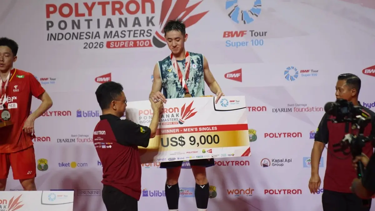 Wali Kota Pontianak Edi Rusdi Kamtono menyerahkan hadiah kepada para pemenang kejuaraan bulu tangkis internasional Polytron Pontianak Indonesia Masters 2026 Super 100 di GOR Terpadu A Yani Pontianak, Minggu (6/9/2026). (Pemkot Pontianak) 
