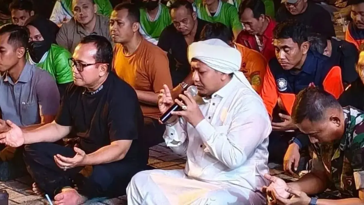 Bupati Kubu Raya, Sujiwo mengikuti doa bersama petugas dan relawan pemadam api di halaman Kantor PUPRPRKP Kubu Raya, Sabtu (5/9) malam. Sujiwo mengingatkan penanganan karhutla tetap harus fokus meski hujan mulai mengguyur. (ISTIMEWA)