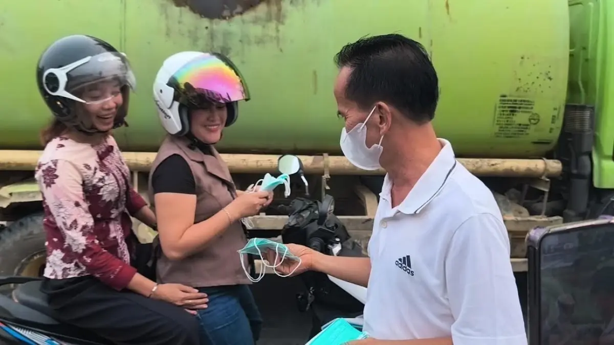 Bupati Sintang Gregorius Herkulanus Bala turut membagikan masker langsung kepada pengguna jalan di Kawasan Simpang Lima.(RISKA / PONTIANAK POST) 


