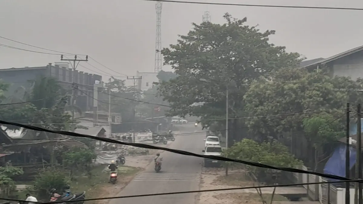  Cuaca panas dan kabut asap dampak kebakaran hutan dan lahan (karhutla) masih menyelimuti Kota Sambas, Minggu (6/9). 