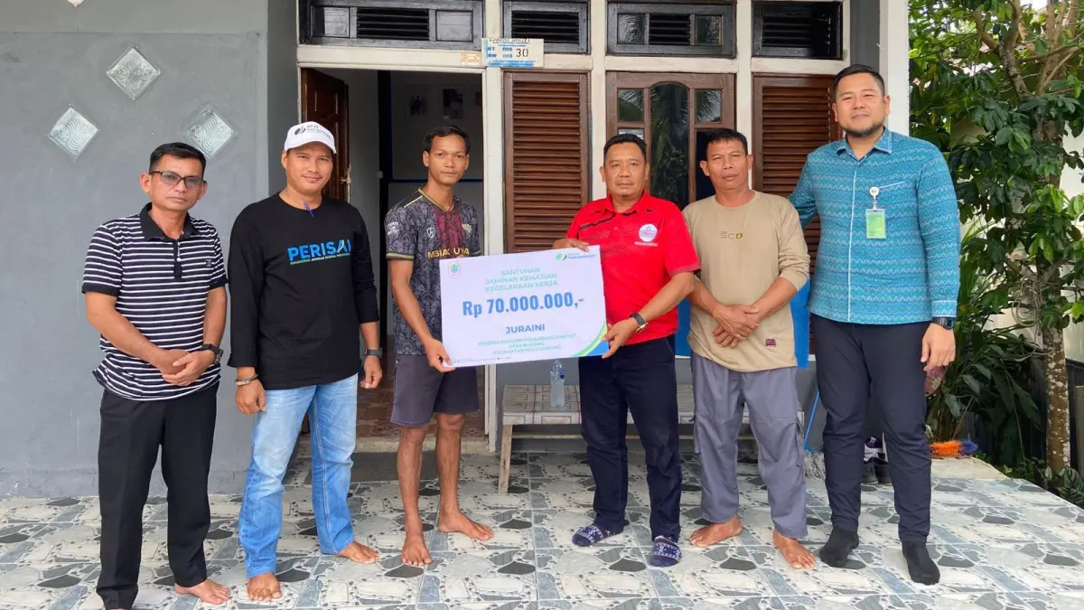 Kepala BPJS Ketenagakerjaan (baju biru pojok kanan) saat menghadiri penyerahan simbolis santunan JKK-JKM kepada ahli waris peserta BPU di Kecamatan Hulu Gurung. (ISTIMEWA)