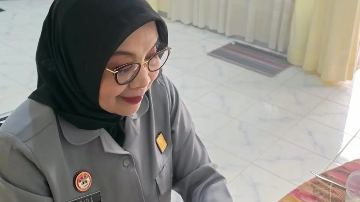 Kepala Divisi Pelayanan Hukum, Farida Wahid, saat memimpin apel pagi jajaran pegawai dan mahasiswa magang secara virtual, Senin (7/9). (DOK KANWIL KEMENKUM KALBAR)
