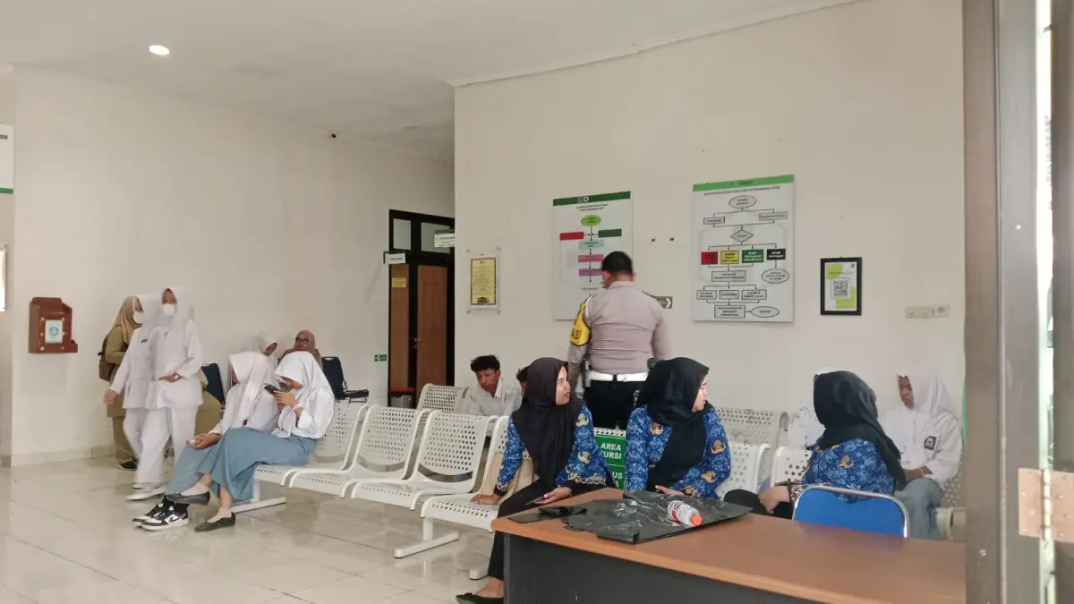 MENUNGGU PENANGANAN: Sejumlah siswa menunggu pemeriksaan di Puskesmas Turi, Sleman, setelah mengalami mual, pusing, muntah, dan sakit perut seusai menyantap menu Makan Bergizi Gratis (MBG), Senin (7/9). (JAWA POS)