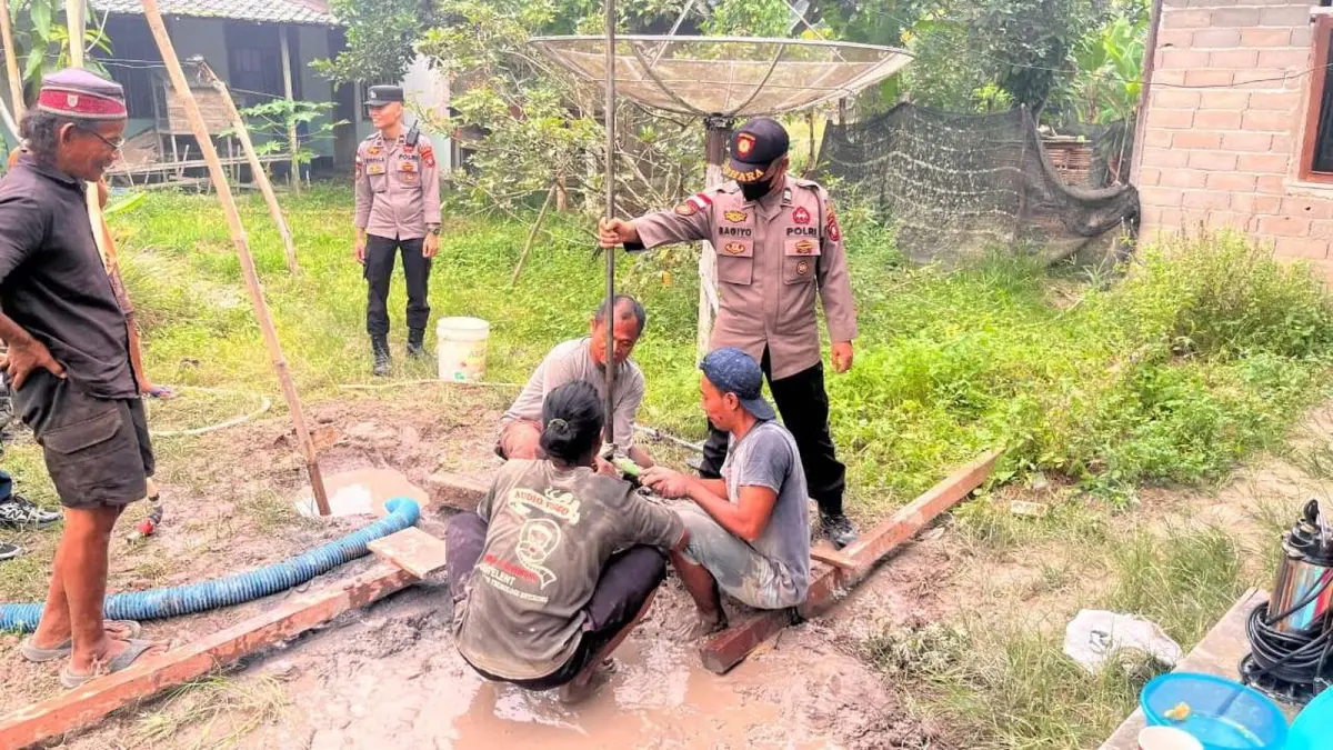 Personel Polres Sanggau bersama jajaran Polsek menyiapkan pembangunan sumur bor sebagai sumber air bagi masyarakat yang terdampak kekeringan di Kabupaten Sanggau. Penyediaan fasilitas tersebut merupakan bentuk kepedulian dan komitmen Polri membantu memenuhi kebutuhan air bersih warga pada Minggu (6/9). (ISTIMEWA)