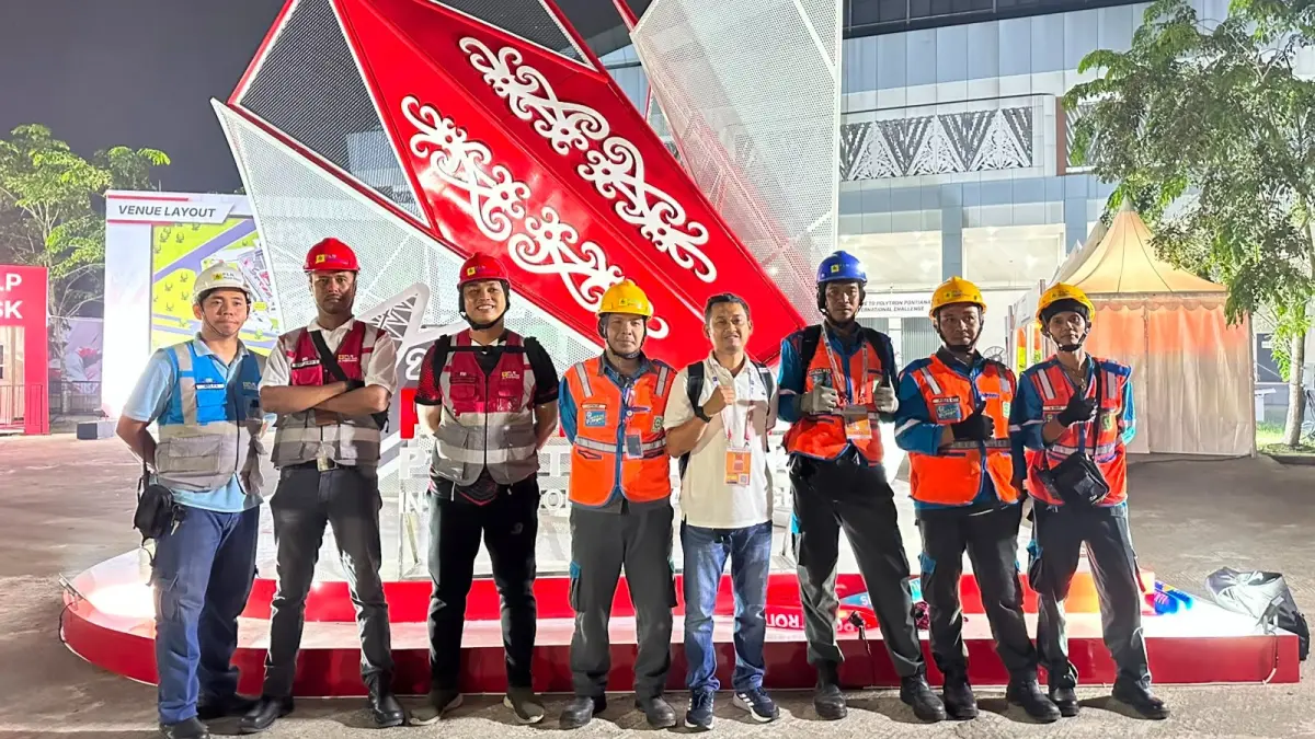 Pasukan andal PLN siap siaga di lokasi untuk memastikan seluruh rangkaian acara Pontianak Polytron Masters Series 100 berjalan aman dan lancar.
