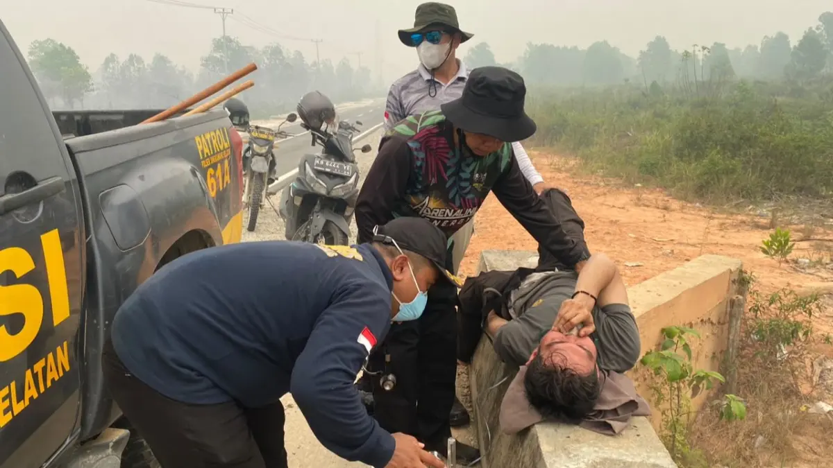Personel Polres Singkawang Aipda Satria Hadi mengalami sesak napas dan kehilangan kesadaran saat menangani karhutla di Singkawang Selatan, Minggu (6/9). 