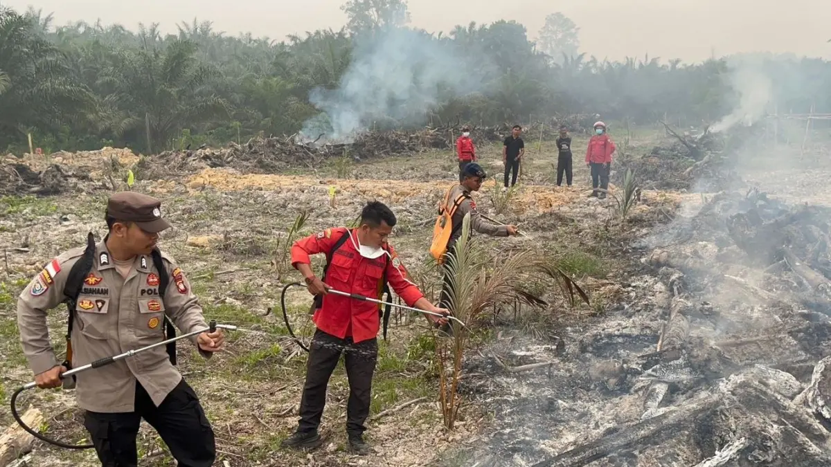 Petugas Polsek Sekayam bersama personel BKO Korbrimob Polri, Manggala Agni dan masyarakat melakukan pengecekan titik panas (hotspot) di Dusun Malenggang, Desa Malenggang, Kecamatan Sekayam, Kabupaten Sanggau. (4/9).(ISTIMEWA) 

