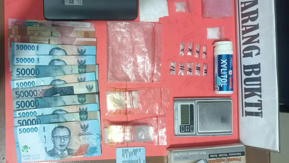 Polisi mengamankan sejumlah barang bukti diduga sabu siap edar dari pria MP di Dusun Dara Itam I, Desa Dara Itam I, Kecamatan Jelimpo, Kabupaten Landak, Jumat (4/9). (HUMAS POLRES LANDAK)