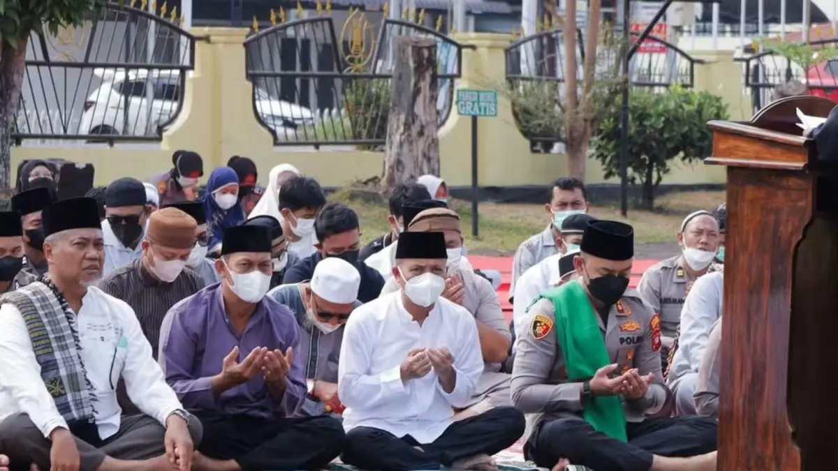 Salah Istisqa yang digelar di halaman Mapolres Ketapang berlangsung khusuk dan khidmat, Sabtu (5/9). (ISTIMEWA)